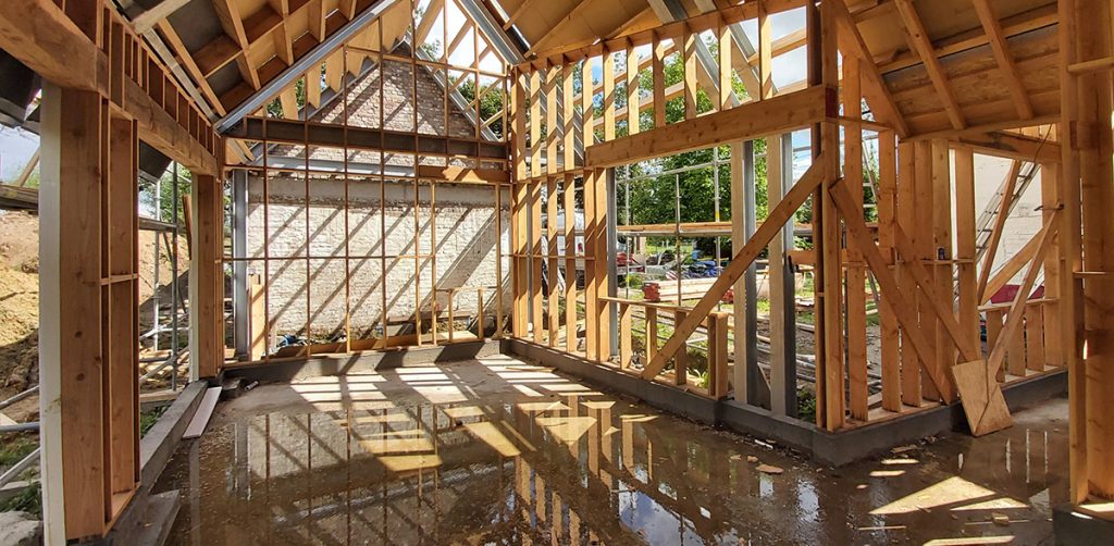 Stavba nového objektu medzi stodolou a domom v Belgicku