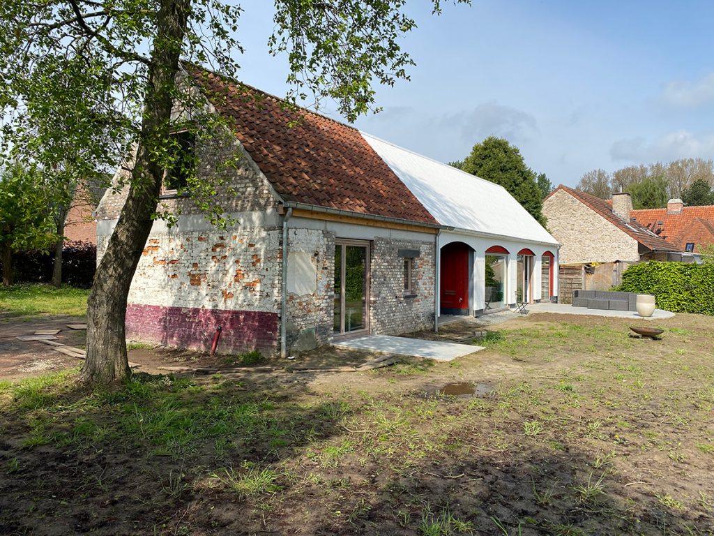 Objekt starej stodoly a modernej prístavby v Belgicku