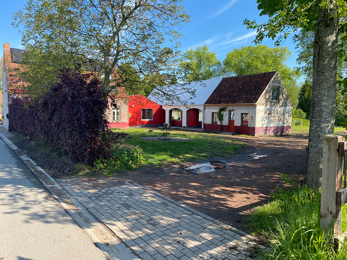 Hlavná obytná časť je sústredená do domu s obdĺžnikovou dispozíciou, ktorý je situovaný v rohu pozemku. Ulicu lemuje bočnou stenou. 