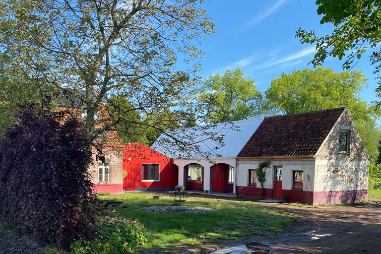 Renovácia a prepojenie starého domu a stodoly v Belgicku