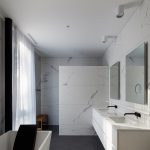 Čierno-biela kúpeľňa - Rezidencia Des Forges v Kanade