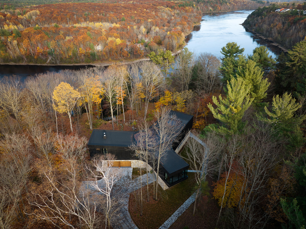 Okolie domu z vtáčej perspektívy - Rezidencia Des Forges v Kanade