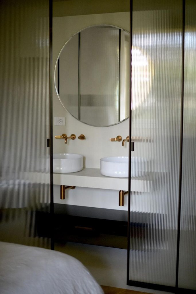 Luxusná dizajnová kúpeľňa s dvomi umývadlami