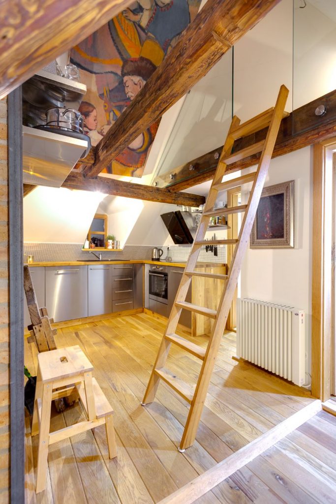 Vstup do podkrovnej spálne z kuchyne po drevenom rebríku.