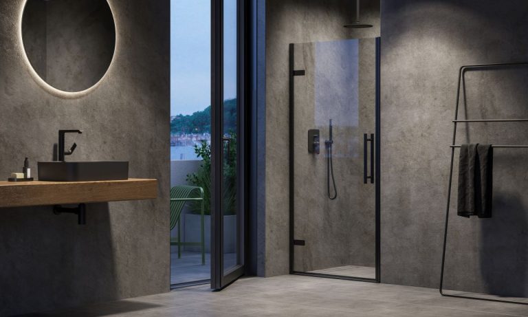 Sprchovací kút Ravak v kúpeľni so sivohnedými stenami