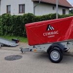 Prívesných vozík od firmy Cemmac s červenou plachtou.