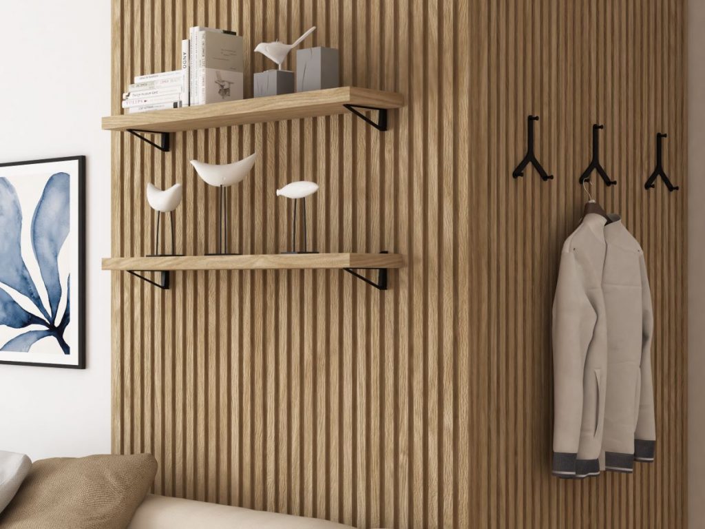 Drevené lamely na stene s drevenými policami a háčikmi na vešanie oblečenia.