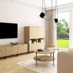 Obývačka s drevenými skrinkami a televízorom na stene.