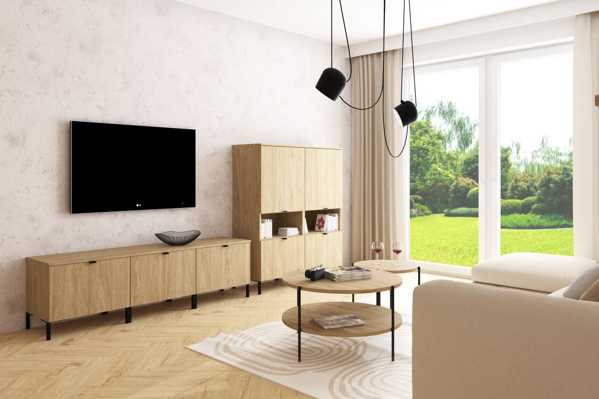 Obývačka s drevenými skrinkami a televízorom na stene.