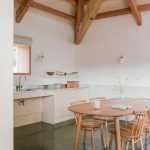 Kuchyňa s jedálňou z prírodných materiálov v nadčasovom dizajne