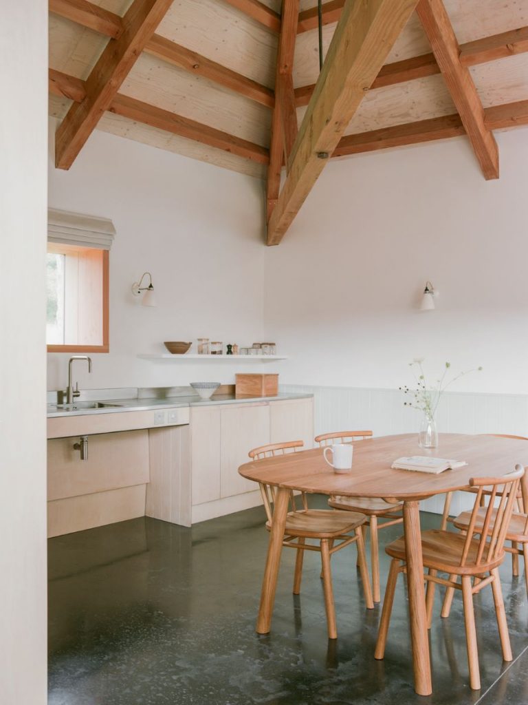 Kuchyňa s jedálňou z prírodných materiálov v nadčasovom dizajne