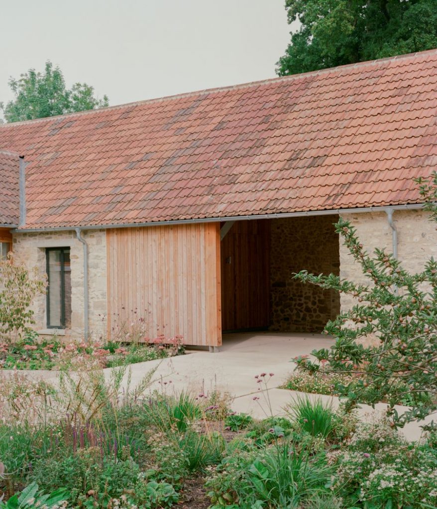 Jedna z budov na farme so stenami z kameňa i dreva.