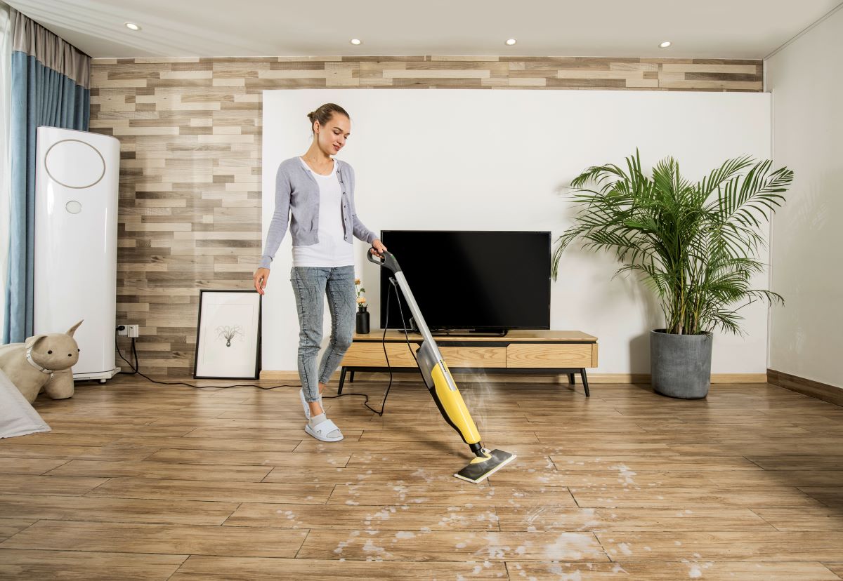 Žena čistí podlahu v obývačke s SC 2 Upright EasyFix od Kärcher.