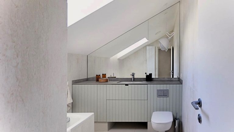 Do minimalistickej kúpeľne sa zmestila i práčka a vaňa. Ako dosiahli, že priestor pôsobí tak vzdušne?