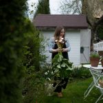 Alexandra pri záhradnom domčeku s natrhanou rebarborou.