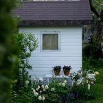 Biely záhradný domček.