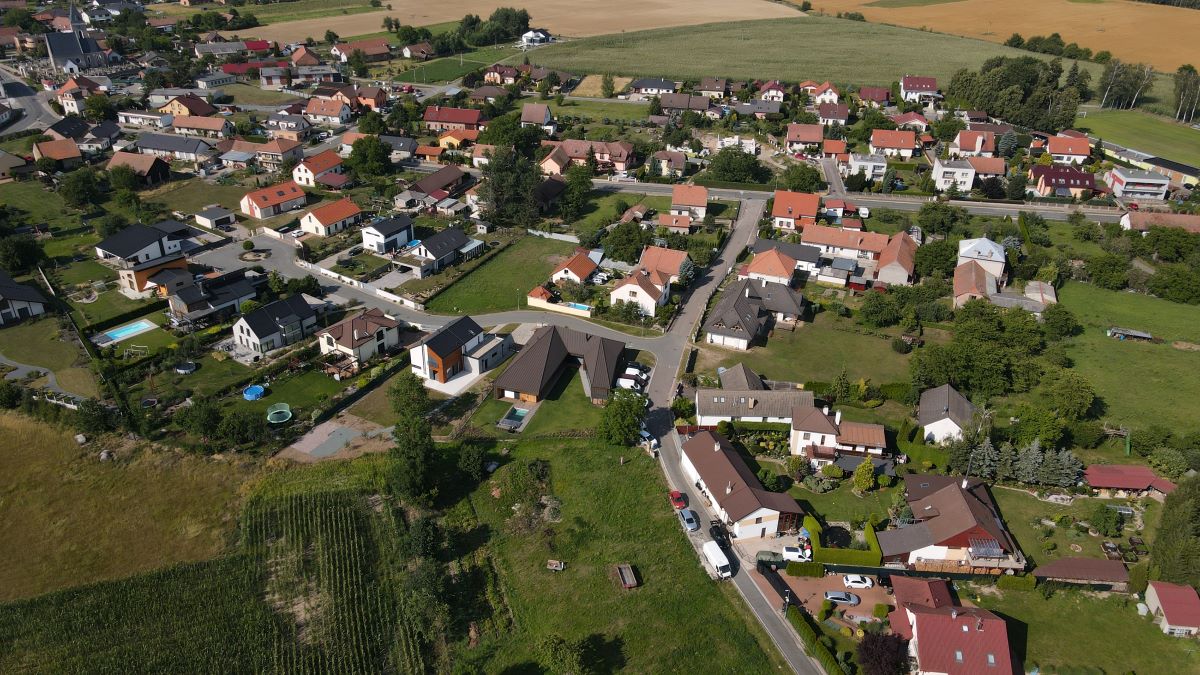 Dom sa nachádza v obci, ktorú tvorí len zopár ulíc.
