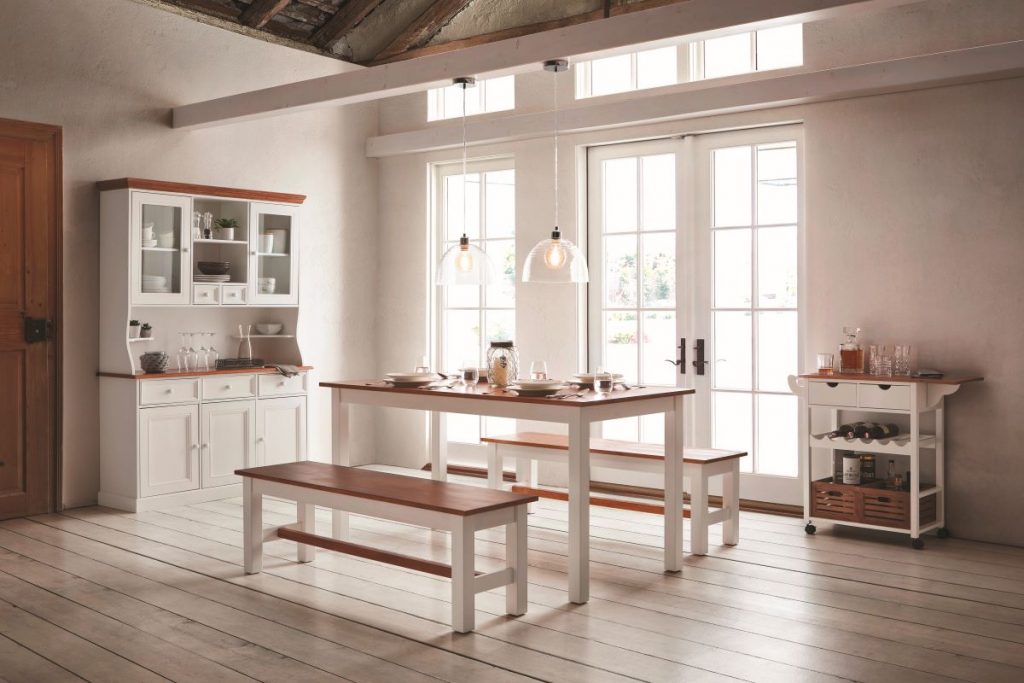 Biela kuchyňa s drevenou kuchynskou doskou i doskou stola a lavíc.