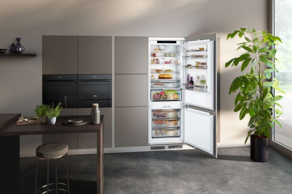 Kuchyňa s chladničkou značky Siemens s otvorenými dverami.