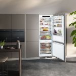 Kuchyňa s chladničkou značky Siemens s otvorenými dverami.