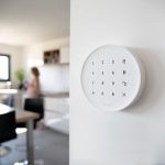 Home Alarm Advanced od Somfy nainštalovaný na stene v interiéri domácnosti.