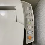 Detail ovládacieho panela na japonských toaletách.