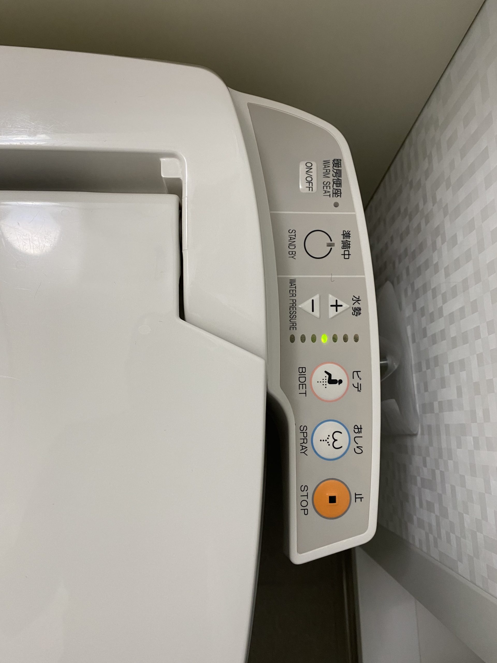 Detail ovládacieho panela na japonských toaletách.