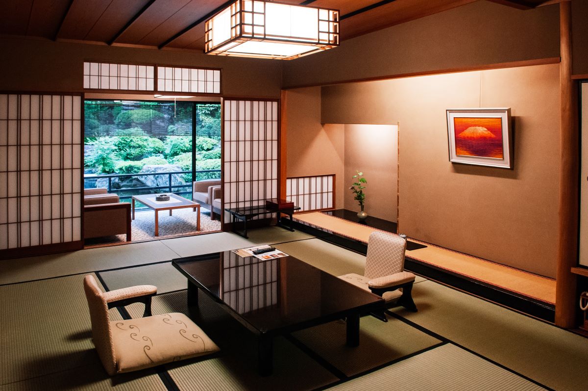 Japonský interiér s výklenkom zvaným tokonoma.