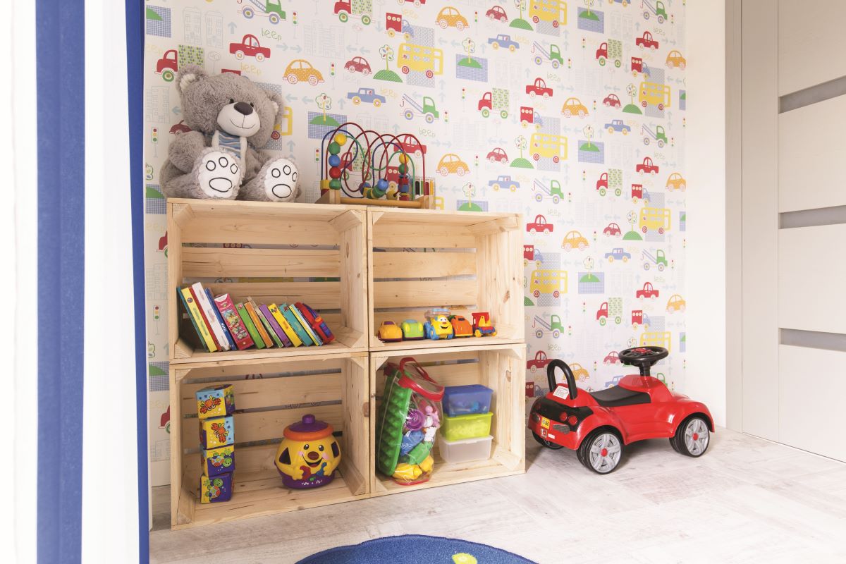Úložný priestor do detskej izby z drevených prepraviek, v ktorých sú hračky aj knihy.