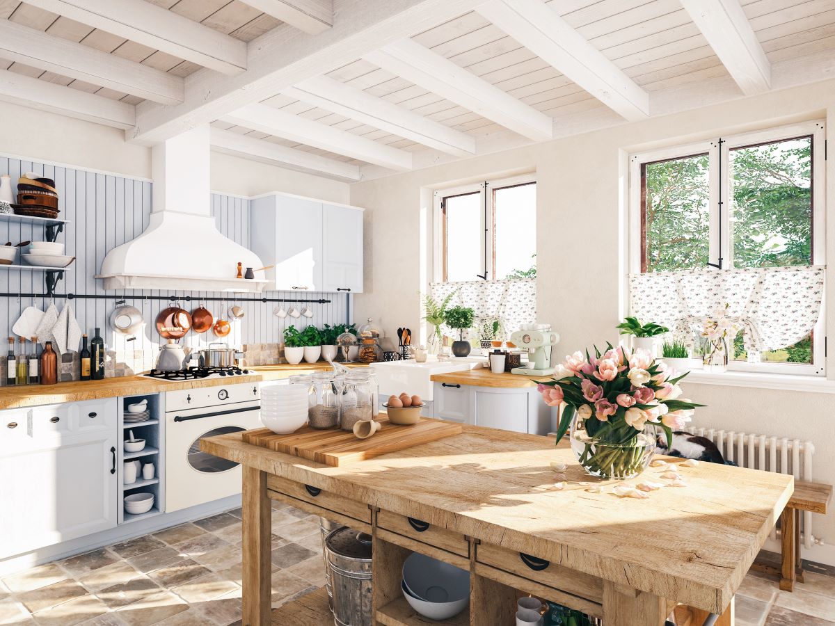 Kuchyňa s bielou linkou, drevenou pracovnou doskou a rustikálnym stolom so zásuvkami a odkladacím priestorom pod ním.