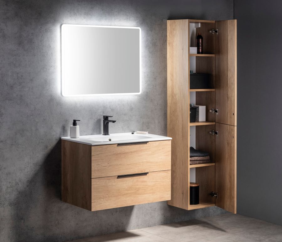 Kúpeľňa s umývadlom aj drevenou pozdĺžnou skrinkou na stene a podsvieteným obdĺžnikovým zrkadlom.
