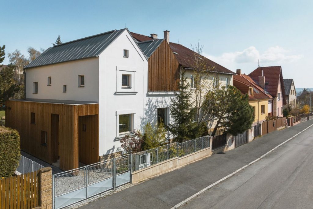 Pohľad z ulice na rodinný dom s dvoma štítmi v Plzni.