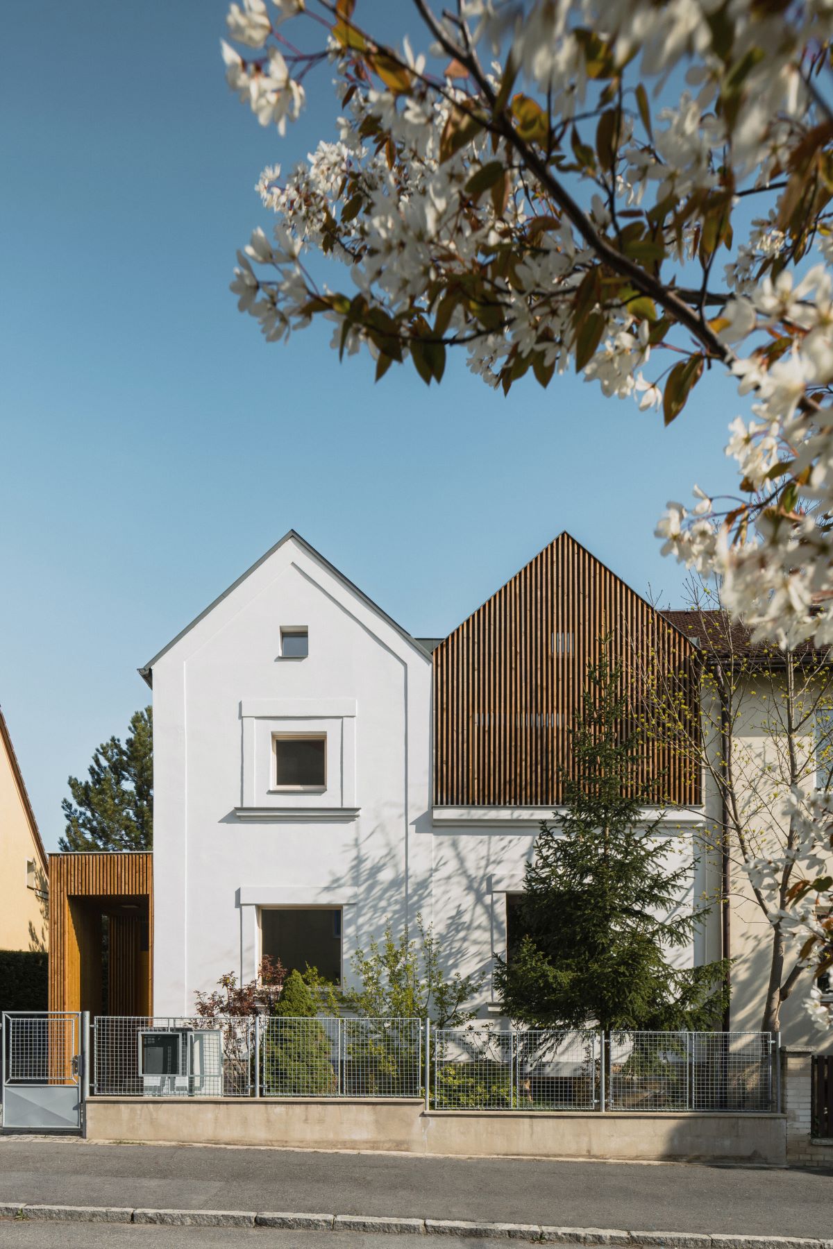 Cieľom architektov nebolo tvoriť repliku, ale priznať novú vrstvu domu aj vizuálne. 