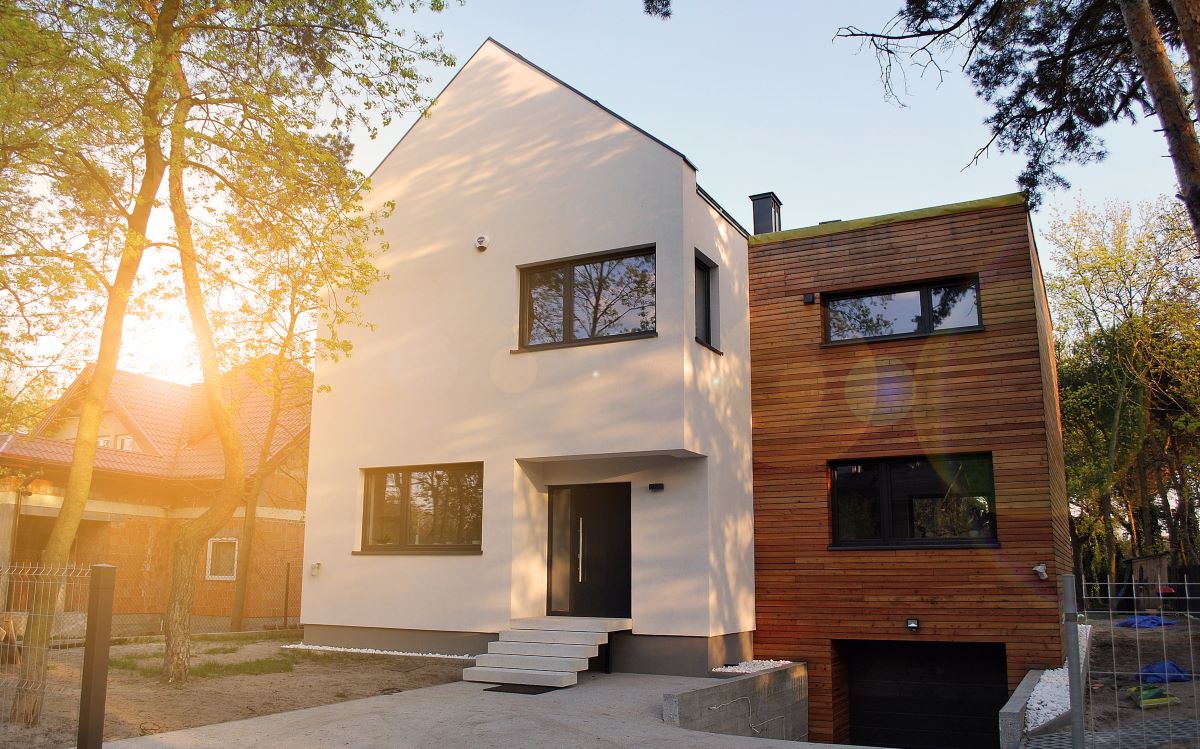 Kombinovanie rozličných materiálov na fasáde dodá domu hĺbku i zónovosť.
