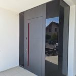 Sivé dvere na dome v detaile.