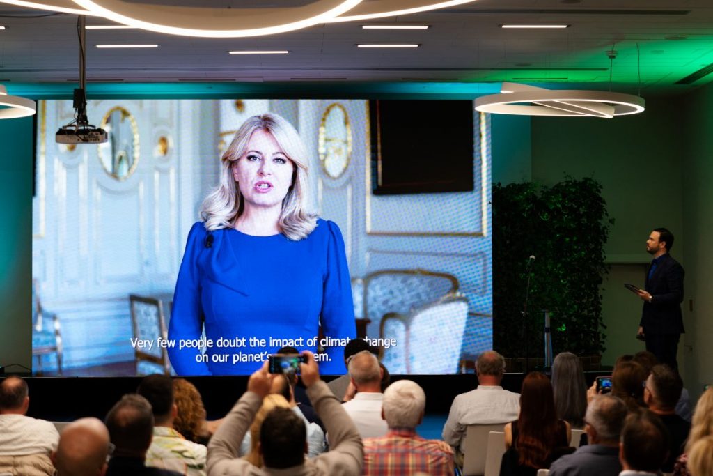 Ľudia sledujú príhovor prezidentky Zuzany Čaputovej na klimatickej konferencii