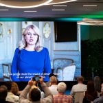 Ľudia sledujú príhovor prezidentky Zuzany Čaputovej na klimatickej konferencii