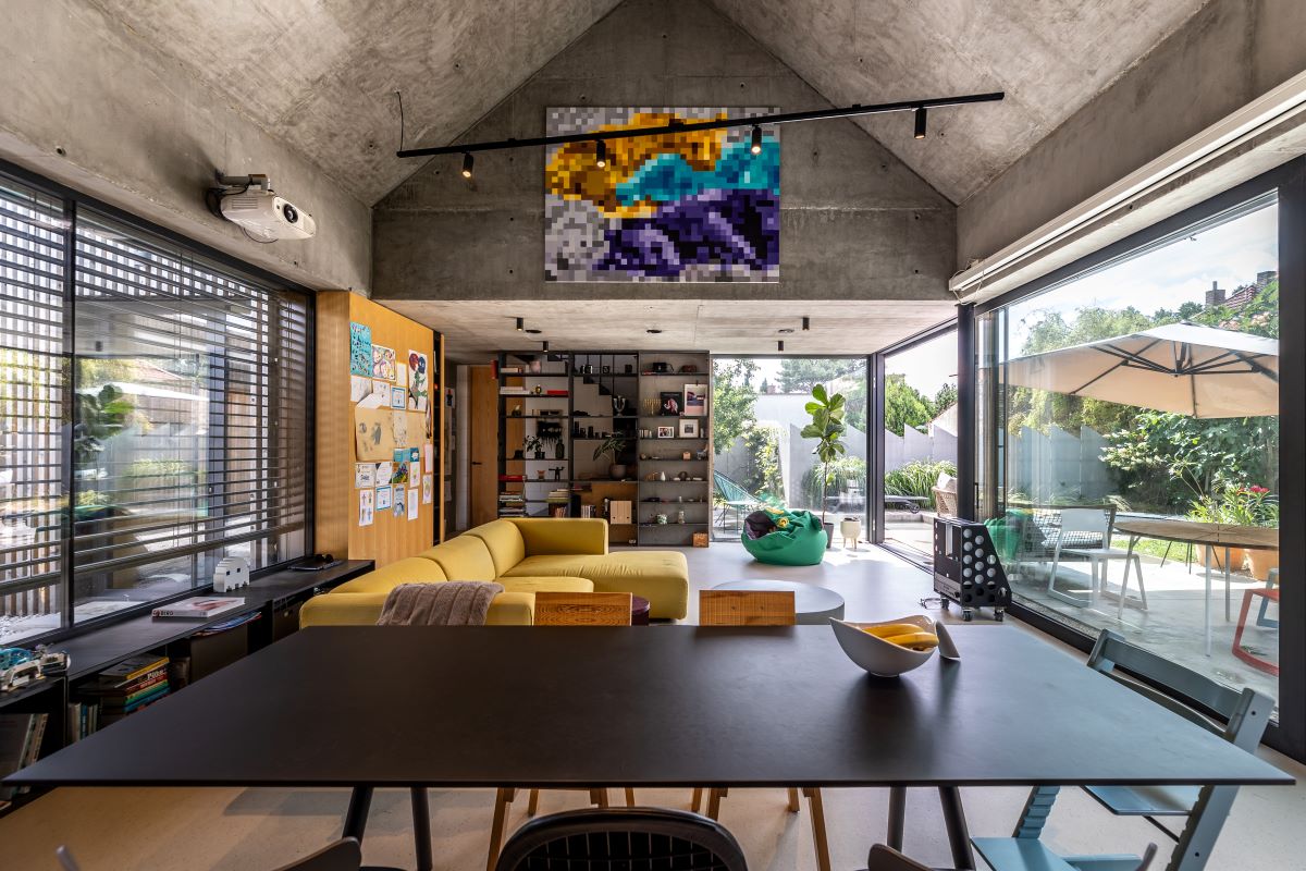 Obrazy sú dielom architektovej manželky. Hoci to na prvý pohľad tak nevyzerá, majú základ v reálnych fotografiách. Napríklad na obraze v obývačke sú tri ležiace medvede zo zoologickej záhrady. 