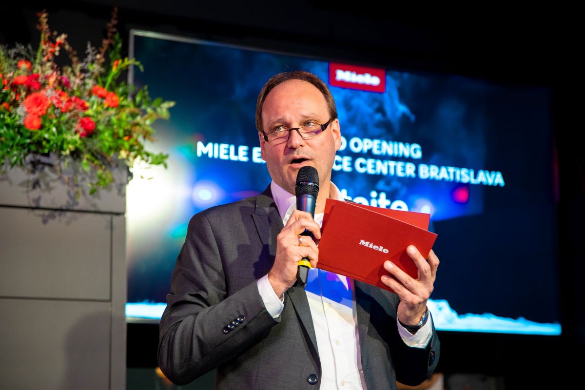 Dr. Markus Miele, generálny riaditeľ spoločnosti Miele rozpráva do mikrofónu na slávnostnom otváracom ceremoniáli.