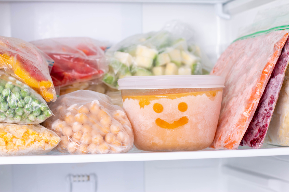 Zamrazené potraviny v nádobe alebo vreckách na mrazenie.
