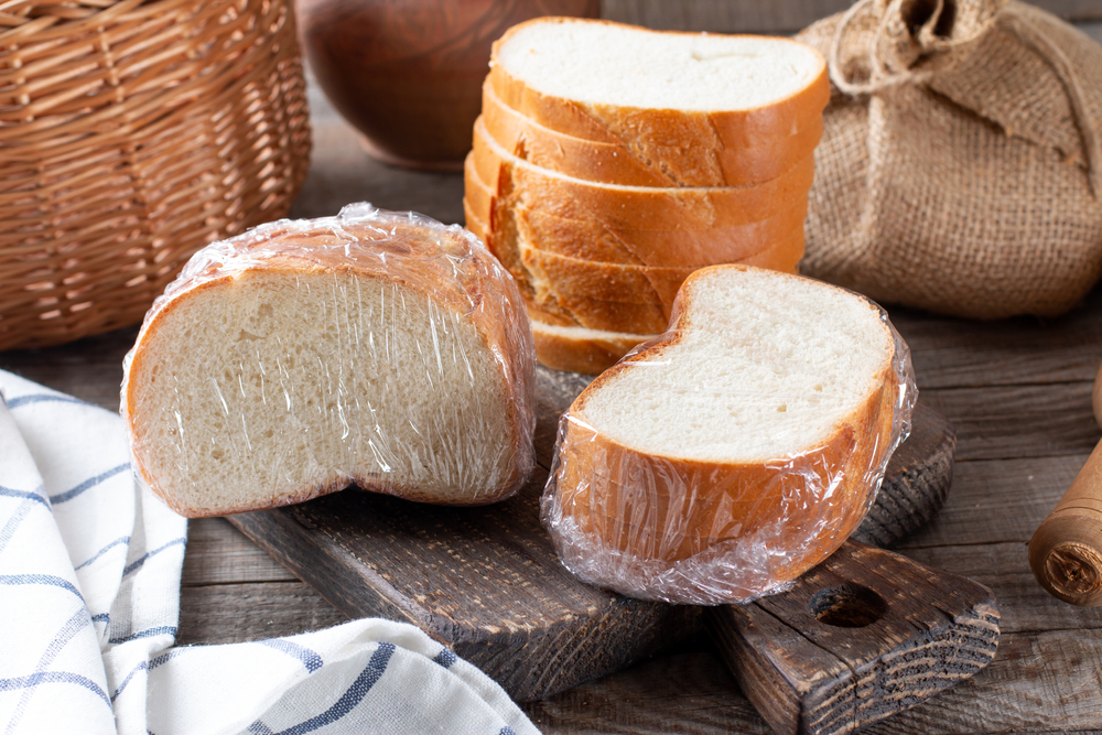 Krajce chleba naskladané na seba alebo zabalené vo fólii.