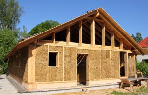 Stavba slameného domu je lacnejšia aj ekologickejšia. Aké sú jeho výhody a nevýhody?