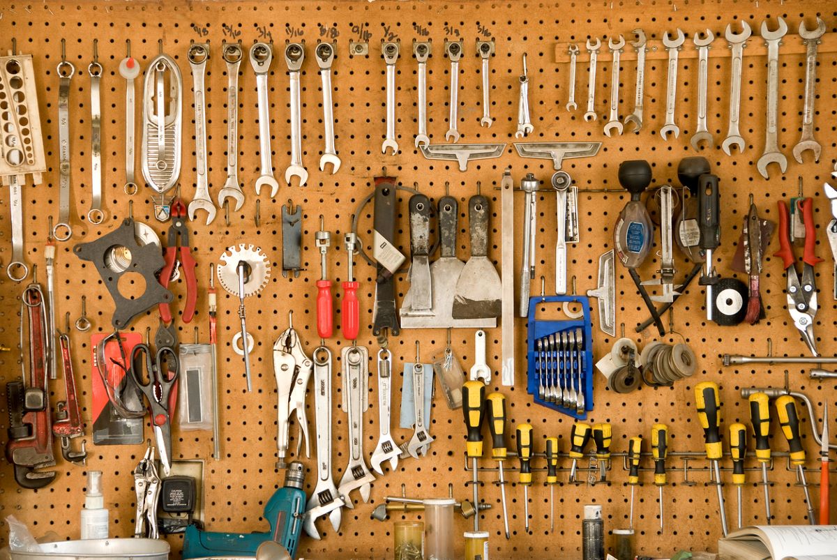 Pegboard má široké možnosti využitia nielen v dielni, ale aj v pracovni, detskej izbe alebo obývačke.
