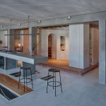 Kuchyňa s betónovým kuchynským ostrovčekom a terazzo podlaha s motívom obrazu.