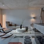 Obývačka so sivou sedačkou, leňoškou, hojdacím kreslom, kobercom i mramorovým bielym stolíkom.
