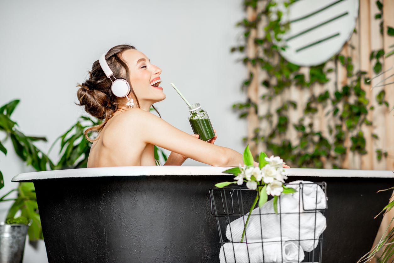 Vaňu si vyskúšajte, kým si vyberiete tú pravú – najmä ak ju plánujete využívať na relaxáciu. Keď si do nej ľahnete, mali by ste sa cítiť maximálne pohodlne. Preverte si hlavne jej dĺžku, opierku hlavy a lakťov. 