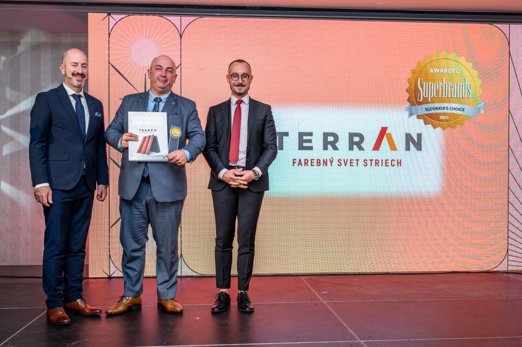 Traja predstavitelia spoločnosti Terran držia ocenenie Superbrands.