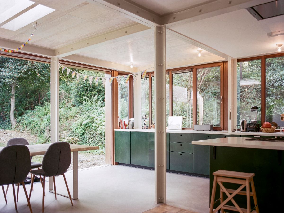 Kuchyňa v dome so zelenou kuchynskou linkou.