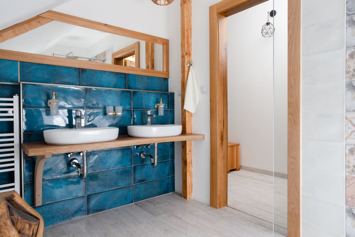 Kúpeľňa s dvoma umývadlami, ladená do bielo-modra.