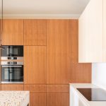 Kuchyňa s úložný, priestorom v drevenom dizajne.